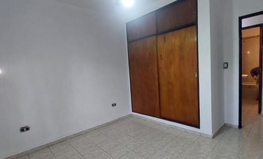 Casa en  Marques de Sobremonte 3 dormitorios, 1 baño, cochera, impecable