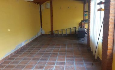 Casa en  Marques de Sobremonte 3 dormitorios, 1 baño, cochera, impecable