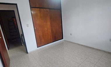 Casa en  Marques de Sobremonte 3 dormitorios, 1 baño, cochera, impecable