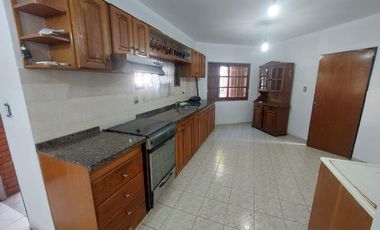 Casa en  Marques de Sobremonte 3 dormitorios, 1 baño, cochera, impecable