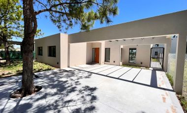Venta casa de 3 dormitorios a estrenar con jardín y pileta en barrio abierto Don Mateo, Funes