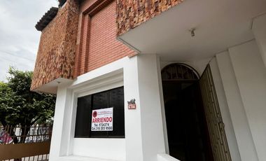 casa en arriendo en la riviera. Cod A3449