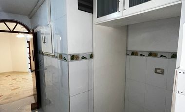 casa en arriendo en la riviera. Cod A3449