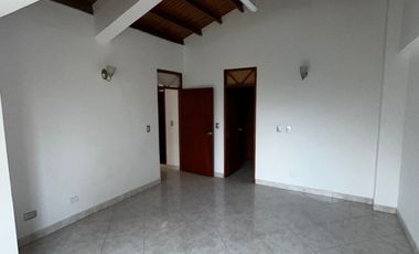 casa en arriendo en la riviera. Cod A3449