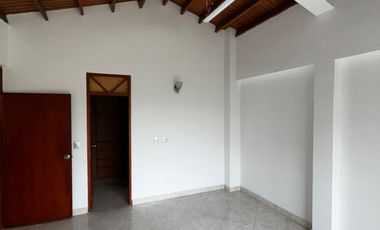 casa en arriendo en la riviera. Cod A3449