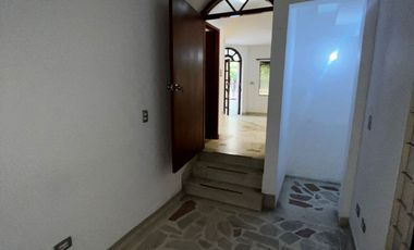 casa en arriendo en la riviera. Cod A3449