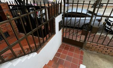 casa en arriendo en la riviera. Cod A3449