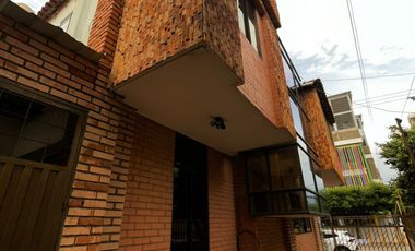 casa en arriendo en la riviera. Cod A3449