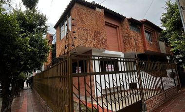 casa en arriendo en la riviera. Cod A3449