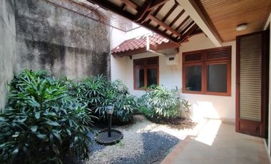 Town House di Cipete Dilengkapi Private Pool & Kondisi Semi Furnished HSE-A0535