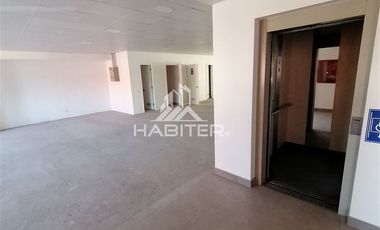 Local Comercial en Arriendo en Camilo Henríquez entre Vicente Reyes y Pedro de Valdivia
