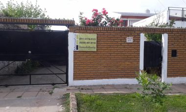 Casa sobre terreno de 10x30, en Merlo calle Mármol, total: U$S 65.000
