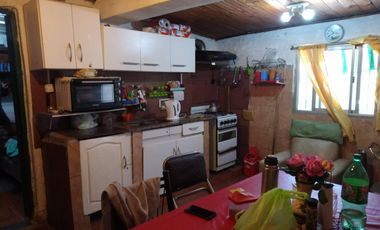 Casa sobre terreno de 10x30, en Merlo calle Mármol, total: U$S 65.000