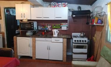 Casa sobre terreno de 10x30, en Merlo calle Mármol, total: U$S 65.000
