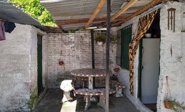 Casa sobre terreno de 10x30, en Merlo calle Mármol, total: U$S 65.000