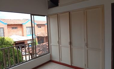 casa en venta en urb. almenares de la merced. Cod V120256