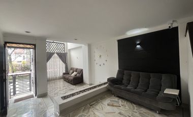 casa en arriendo en urbanización la flora. Cod A3479