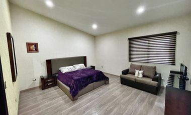 SURPONIENTE EN JARDINES DEL LAGO DE UNA PLANTA