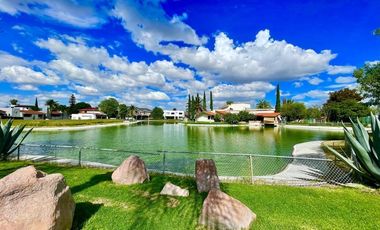 SURPONIENTE EN JARDINES DEL LAGO DE UNA PLANTA