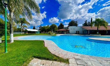 SURPONIENTE EN JARDINES DEL LAGO DE UNA PLANTA