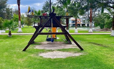 SURPONIENTE EN JARDINES DEL LAGO DE UNA PLANTA