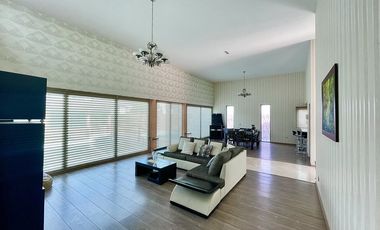 SURPONIENTE EN JARDINES DEL LAGO DE UNA PLANTA