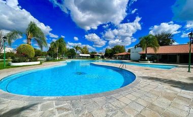 SURPONIENTE EN JARDINES DEL LAGO DE UNA PLANTA