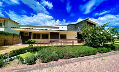 SURPONIENTE EN JARDINES DEL LAGO DE UNA PLANTA