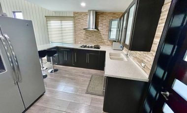 SURPONIENTE EN JARDINES DEL LAGO DE UNA PLANTA