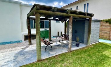 SURPONIENTE EN JARDINES DEL LAGO DE UNA PLANTA