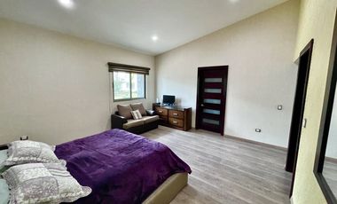 SURPONIENTE EN JARDINES DEL LAGO DE UNA PLANTA