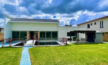 SURPONIENTE EN JARDINES DEL LAGO DE UNA PLANTA