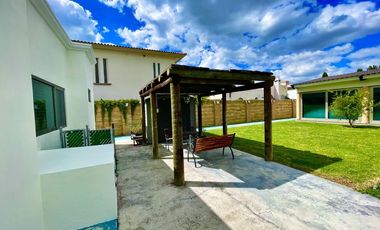 SURPONIENTE EN JARDINES DEL LAGO DE UNA PLANTA