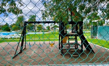 SURPONIENTE EN JARDINES DEL LAGO DE UNA PLANTA