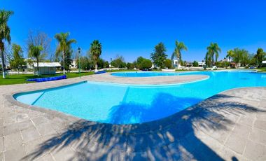 SURPONIENTE EN JARDINES DEL LAGO DE UNA PLANTA
