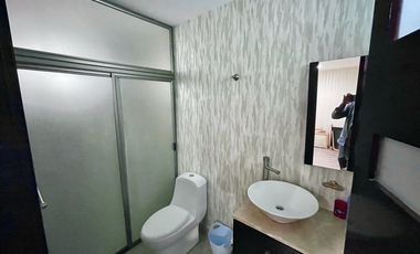 SURPONIENTE EN JARDINES DEL LAGO DE UNA PLANTA