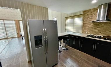 SURPONIENTE EN JARDINES DEL LAGO DE UNA PLANTA