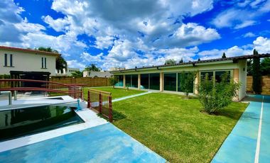 SURPONIENTE EN JARDINES DEL LAGO DE UNA PLANTA