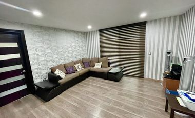 SURPONIENTE EN JARDINES DEL LAGO DE UNA PLANTA