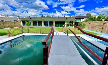 SURPONIENTE EN JARDINES DEL LAGO DE UNA PLANTA