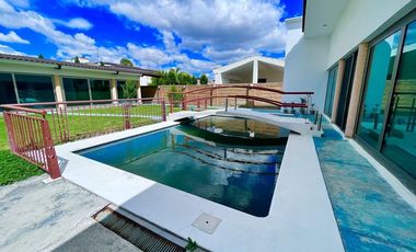 SURPONIENTE EN JARDINES DEL LAGO DE UNA PLANTA