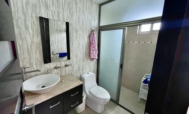 SURPONIENTE EN JARDINES DEL LAGO DE UNA PLANTA