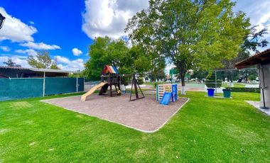 SURPONIENTE EN JARDINES DEL LAGO DE UNA PLANTA