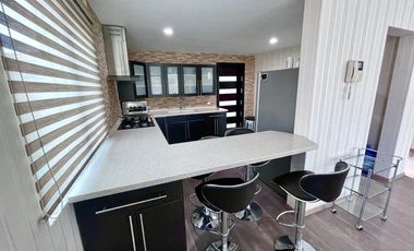 SURPONIENTE EN JARDINES DEL LAGO DE UNA PLANTA