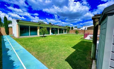 SURPONIENTE EN JARDINES DEL LAGO DE UNA PLANTA