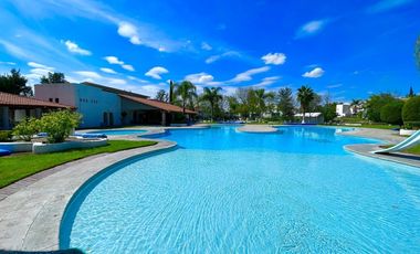 SURPONIENTE EN JARDINES DEL LAGO DE UNA PLANTA