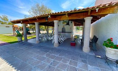 SURPONIENTE EN JARDINES DEL LAGO DE UNA PLANTA