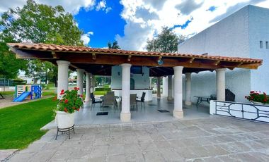 SURPONIENTE EN JARDINES DEL LAGO DE UNA PLANTA