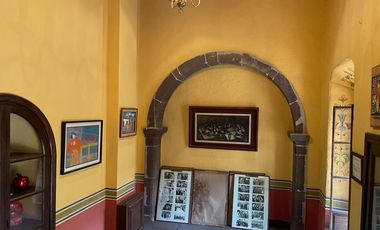 Suntuosa mansión histórica estilo colonial ubicada en el primer cuadro!