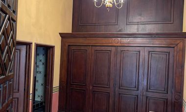 Suntuosa mansión histórica estilo colonial ubicada en el primer cuadro!